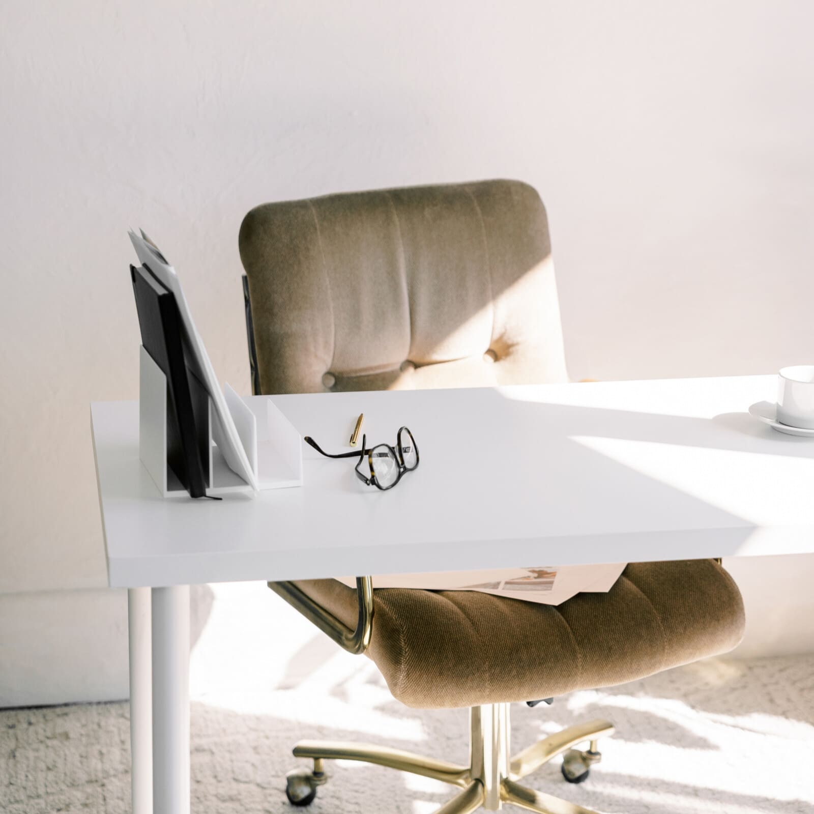 Caught in constant overthinking or worry? Learn how the emotional spiral of stress rewires your brain—and practical steps doctors can take to break free. #EmotionalSpiral #DoctorLife #PhysicianWellness #WorkLifeBalance #ProductivityTips