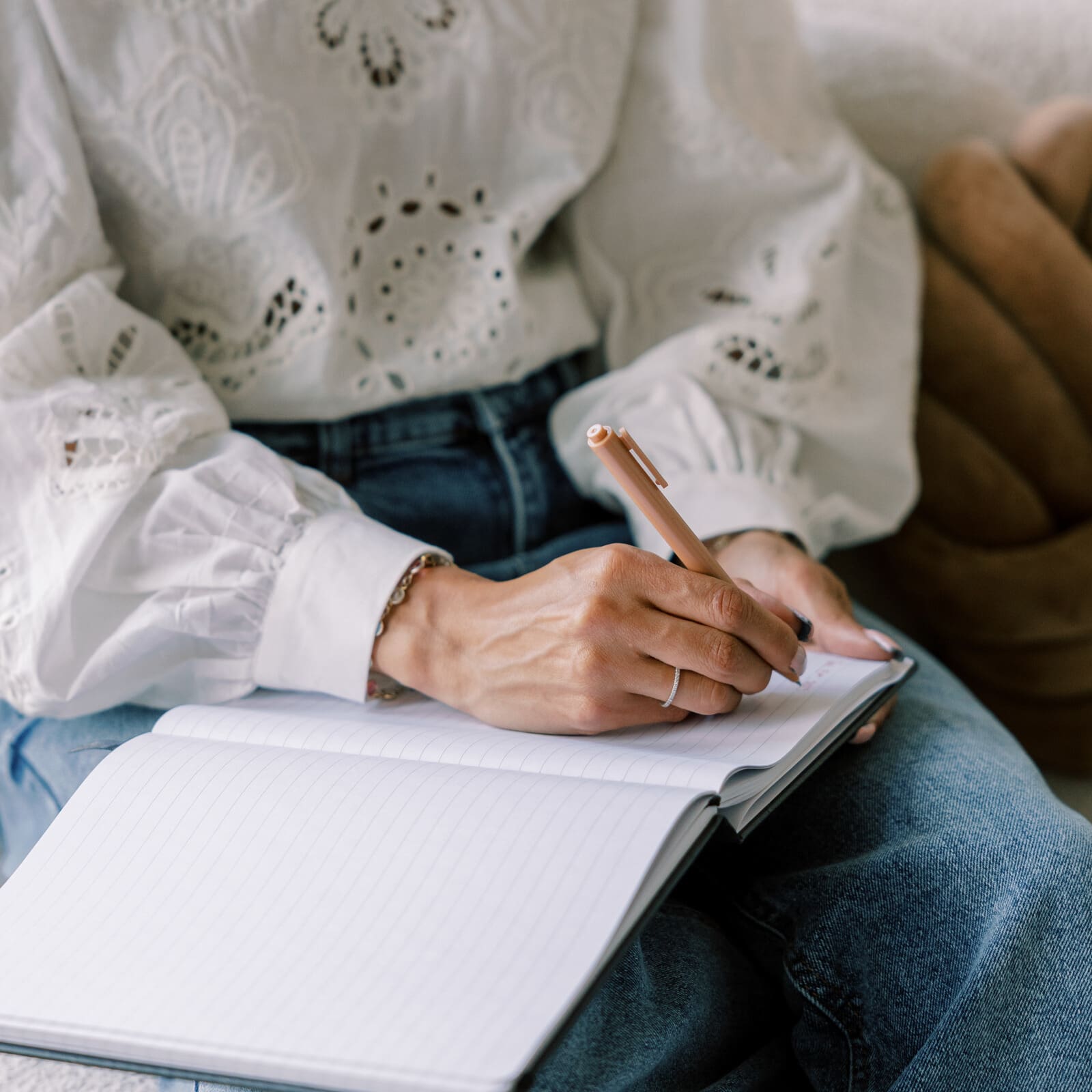 Constantly multitasking but never catching up? Discover how the batching process helps doctors streamline repetitive tasks, save hours, and get more done in less time. #BatchingProcess #DoctorLife #PhysicianWellness #WorkLifeBalance #ProductivityTips