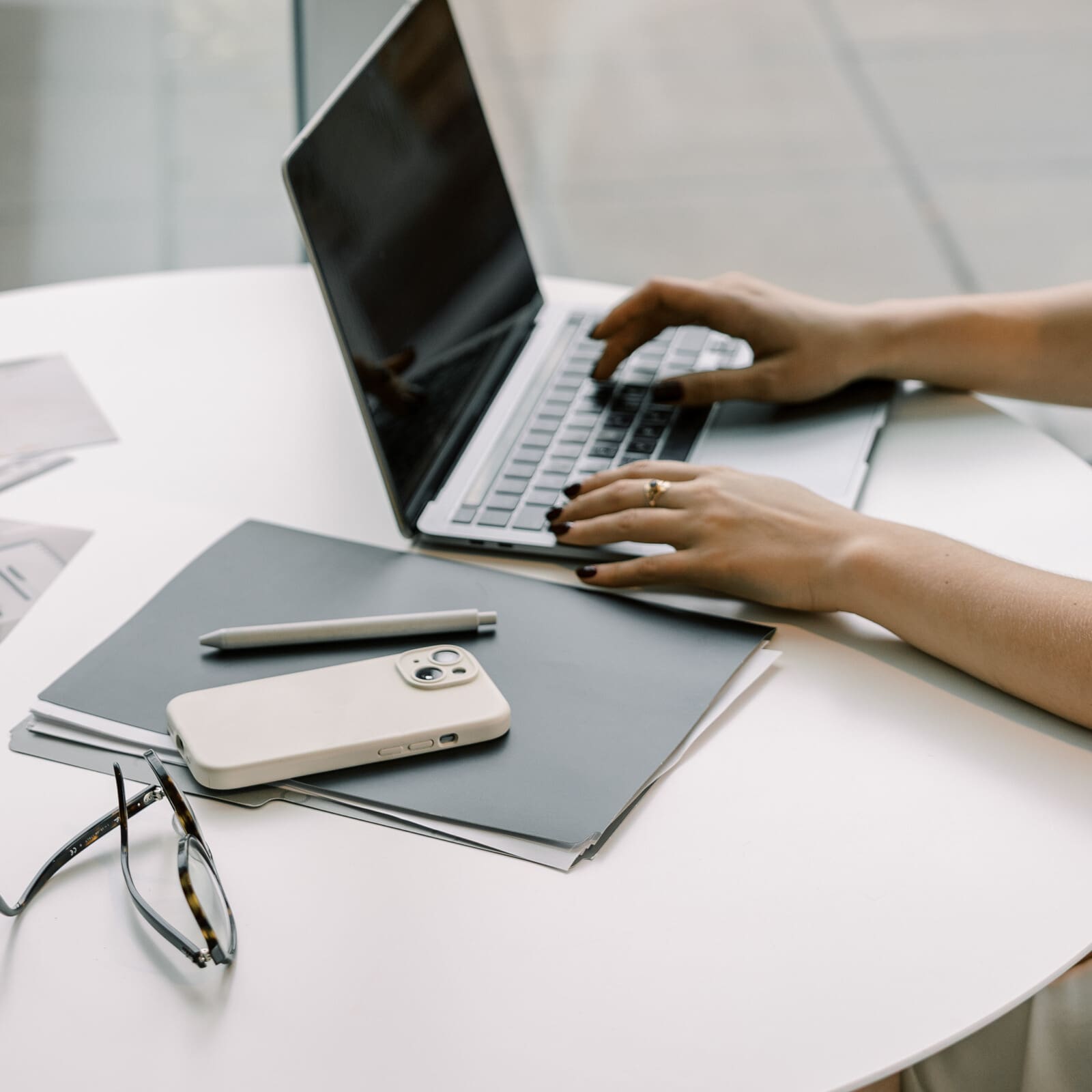 Drowning in emails every day? Discover smart inbox management tips for doctors to organize your inbox, save time, and reduce stress once and for all. #InboxManagement #DoctorLife #PhysicianWellness #WorkLifeBalance #ProductivityTips
