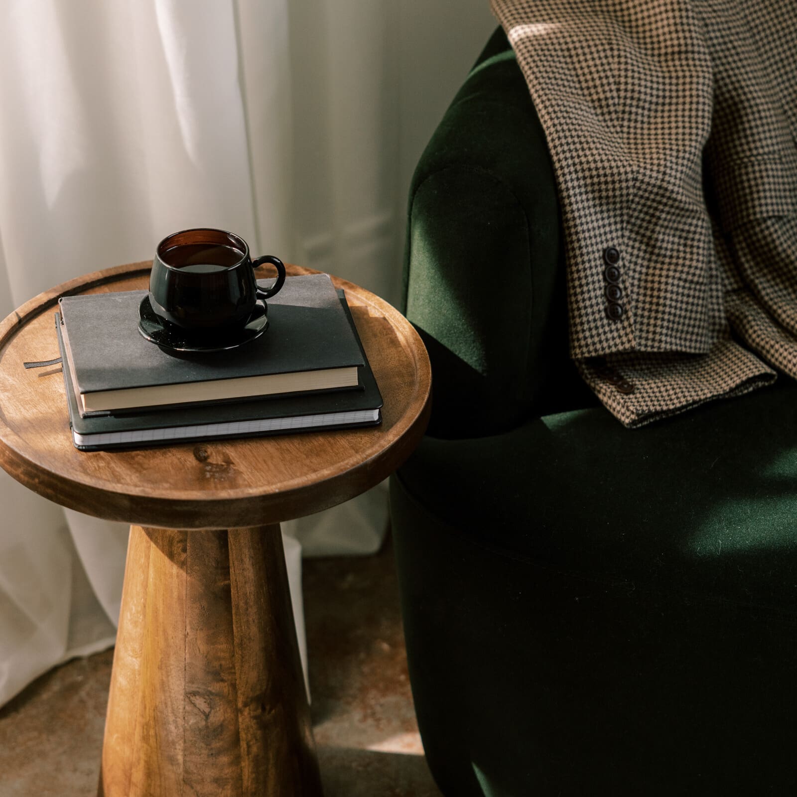 Loneliness and isolation in medicine: why doctors are at risk, warning signs, and evidence-based ways to reconnect—personally and at work. #LonelinessAndIsolation #PhysicianWellBeing #DoctorMentalHealth #PhysicianBurnout #WomenInMedicine #MedicalProfessionals #HealthcareWorkers #TheResilientMD